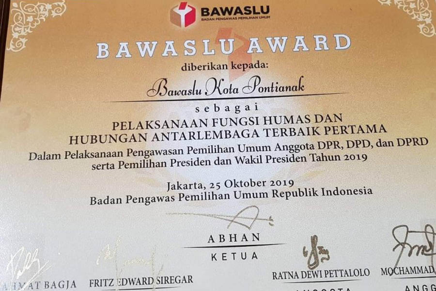 PENGHARGAAN: Bentuk penghargaan yang diterima Bawaslu Kota Pontianak.  IST