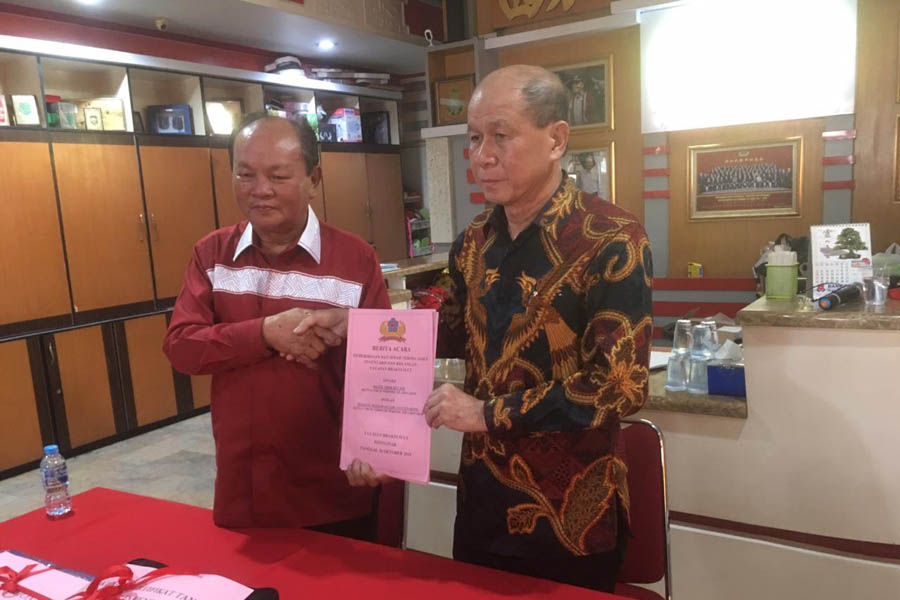 SERTIJAB: Proses serah terima jabatan kepengurusan Yayasan Bhakti Suci ke-20 yang dipimpin oleh Hasyim kepada kepengurusan ke-21 yang dipimpin oleh Susanto Muliawan Lim (kanan), di Sekretariat YBS, Sabtu (26/10).  SIGIT ADRIYANTO/PONTIANAK POST