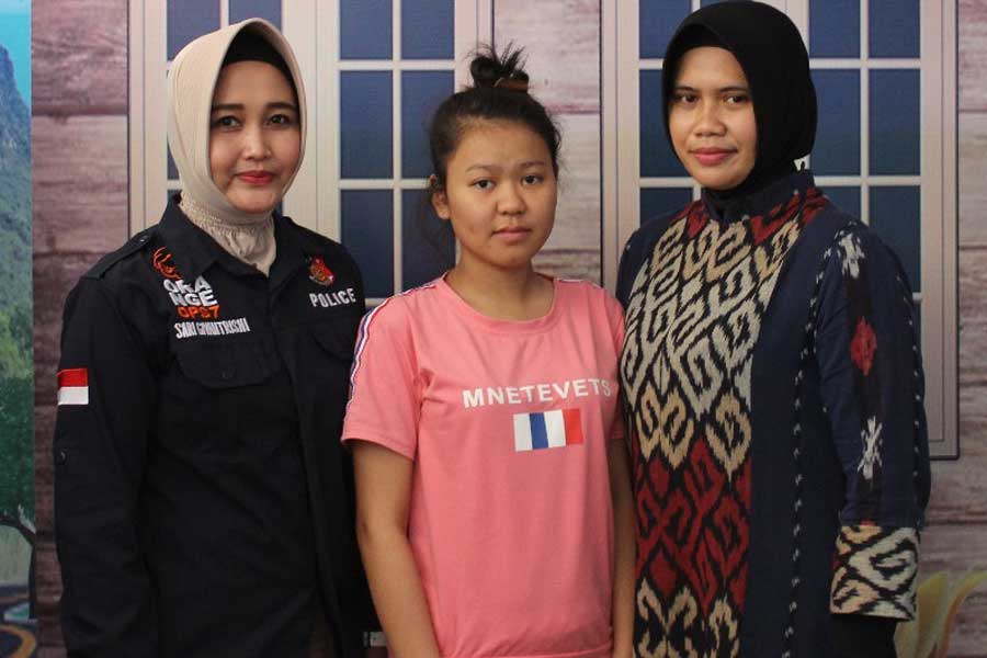 TERSANGKA: IV (tengah) sebagai mak comblang ditetapkan tersangka dalam kasus TPPO di Desa Bukit Batu. WAHYU/PONTIANAKPOST