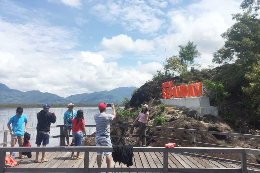 MEMUKAU: Keindahan Danau Sentarum dilihat dari bukit Pulau Sepandan. Sejak dua tahun terakhir, pulau ini menjadi destinasi wisata dengan jumlah pengunjung lebih dari dua ribu orang per tahun. ARIEF NUGROHO/PONTIANAK POST