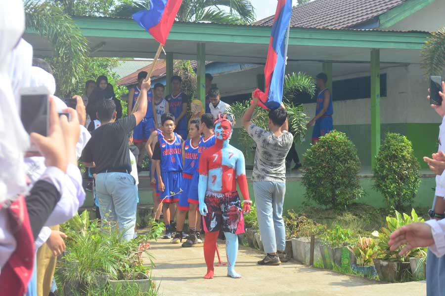 TIM : Tim basket SMA Negeri 7 Pontianak saat akan memasuki lapangan diiringi oleh maskot suporter. ANVAR/ PONTIANAK POST