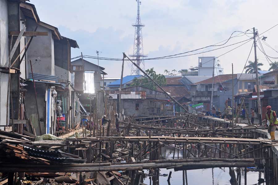 PENGERJAAN TURAP: Pengerjaan turap di Parit Tokaya hampir rampung dikerjakan, meskipun terhambat karena ada rumah yang masih belum dibongkar.  MEIDY KHADAFI/PONTIANAK POST