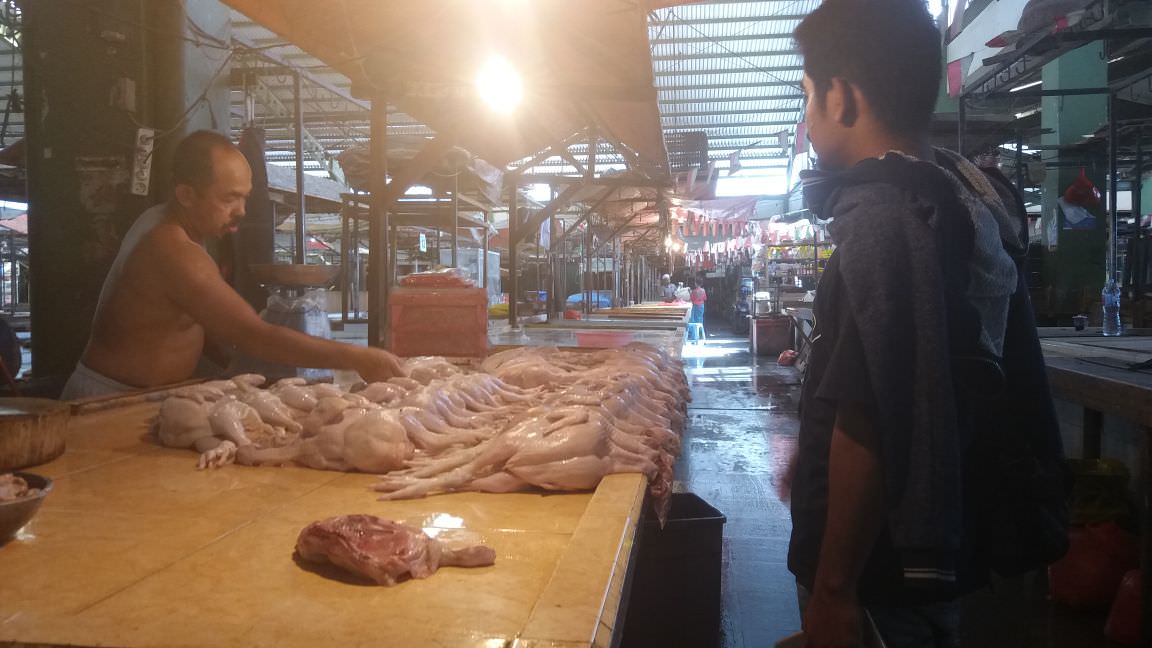 NAIK: Harga ayam ras potong di Pasar Flamboyan naik tipis dibanding biasanya. Saat ini harga ayam mencapai Rp28.000 per kilogram. ARISTONO/PONTIANAK POST