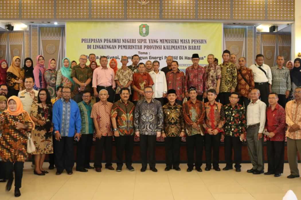 LEPAS: Gubernur Kalbar Sutarmidji bersama Wagub Ria Norsan foto bersama ASN yang dilepas memasuki masa purnabakti, Rabu (2/10). HUMPRO KALBAR FOR PONTIANAK POST