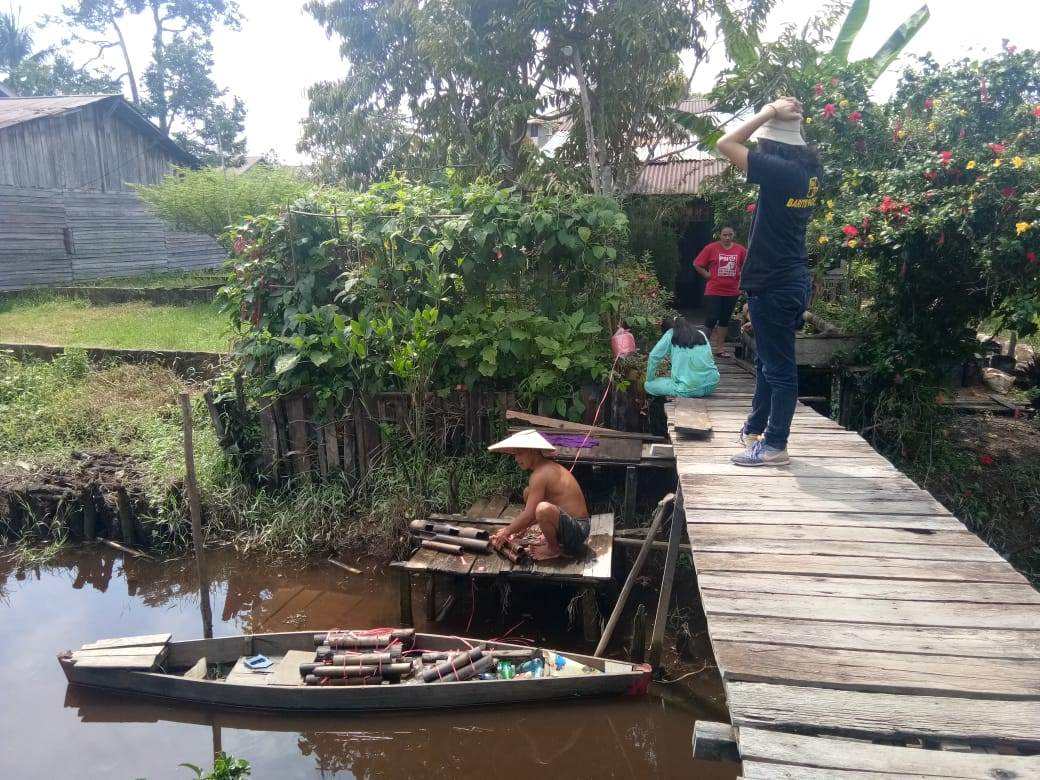 MENCARI RINGAU: Nelayan Desa Sungai Asam, Kecamatan Sungai Raya Kabupaten Kubu Raya yang hendak memburu tiger fish. Si loreng, julukannya, kini menjadi ikan hias yang lumayan diminati dengan harga yang mahal. MIRZA A MUIN/PONTIANAKPOST