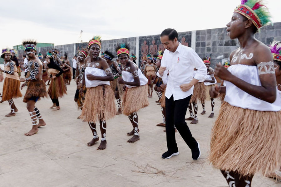 MENARI: Presiden Jokowi menari bersama sejumlah warga di Kaimana, Papua, Minggu (27/10) kemarin. Papua jadi kunjungan kerja pertama Jokowi di Periode Kedua sebagai presiden.  SETPRES