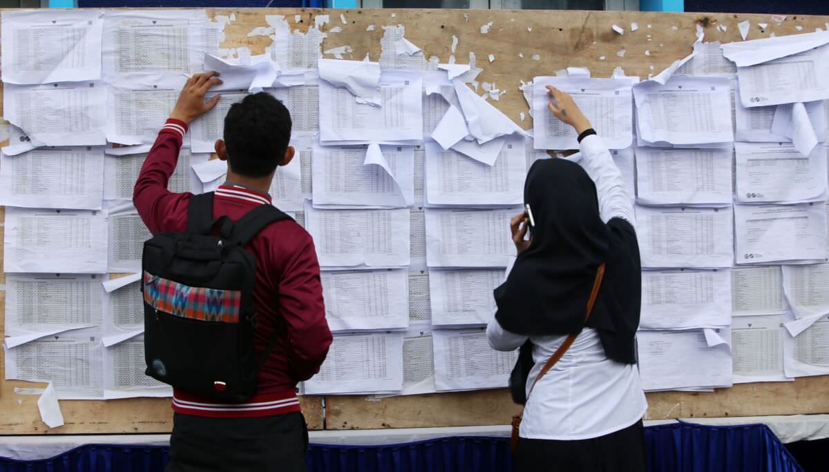 PENGUMUMAN CPNS. Sejumlah peserta melihat pengumuman laporan hasil Computer Assisted Test SKD Tahun 2018, Formasi Umum, Kabupaten Wajo, di halaman Kantor RRI, Jalan Riburane, Makassar, Rabu (21/11/2018). FOTO: IDHAM AMA/FAJAR