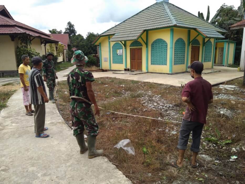 Prajurit TNI yang tergabung dalam Satgas TMMD, bersama warga memulai pembangunan sarana penampungan air di -masjid - OZY