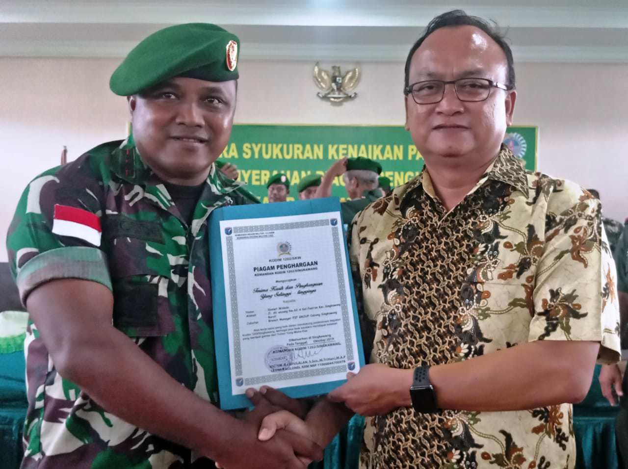 Foto: Dandim 1202/SKW Letkol Arm Victor JL Lopulalan menyerahkan penghargaan mitra karib Koramil dan Kodim 1202/SKW kepada Branch Manager FIFGROUP Cabang Singkawang Slamet Widodo. Penghargaan diberikan ini dalam rangkaian HUT TNI ke 74 tahun 2019 di Makod