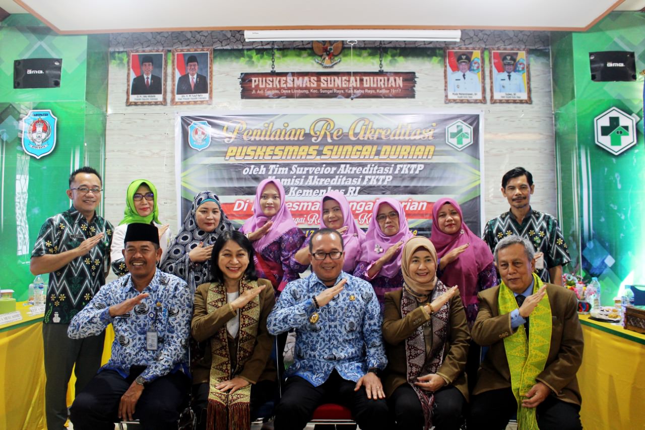 RE-AKREDITASI: Wakil Bupati Kubu Raya, Sujiwo bersama tim surveyor dari Kementerian Kesehatan RI saat mendatangi Puskesmas Sungai Durian Kecamatan Sungai Raya untuk dilakukan penilaian re-akreditasi, pada Kamis (17/10) pagi. FOTO SIGIT ADRIYANTO/PONTIANAK