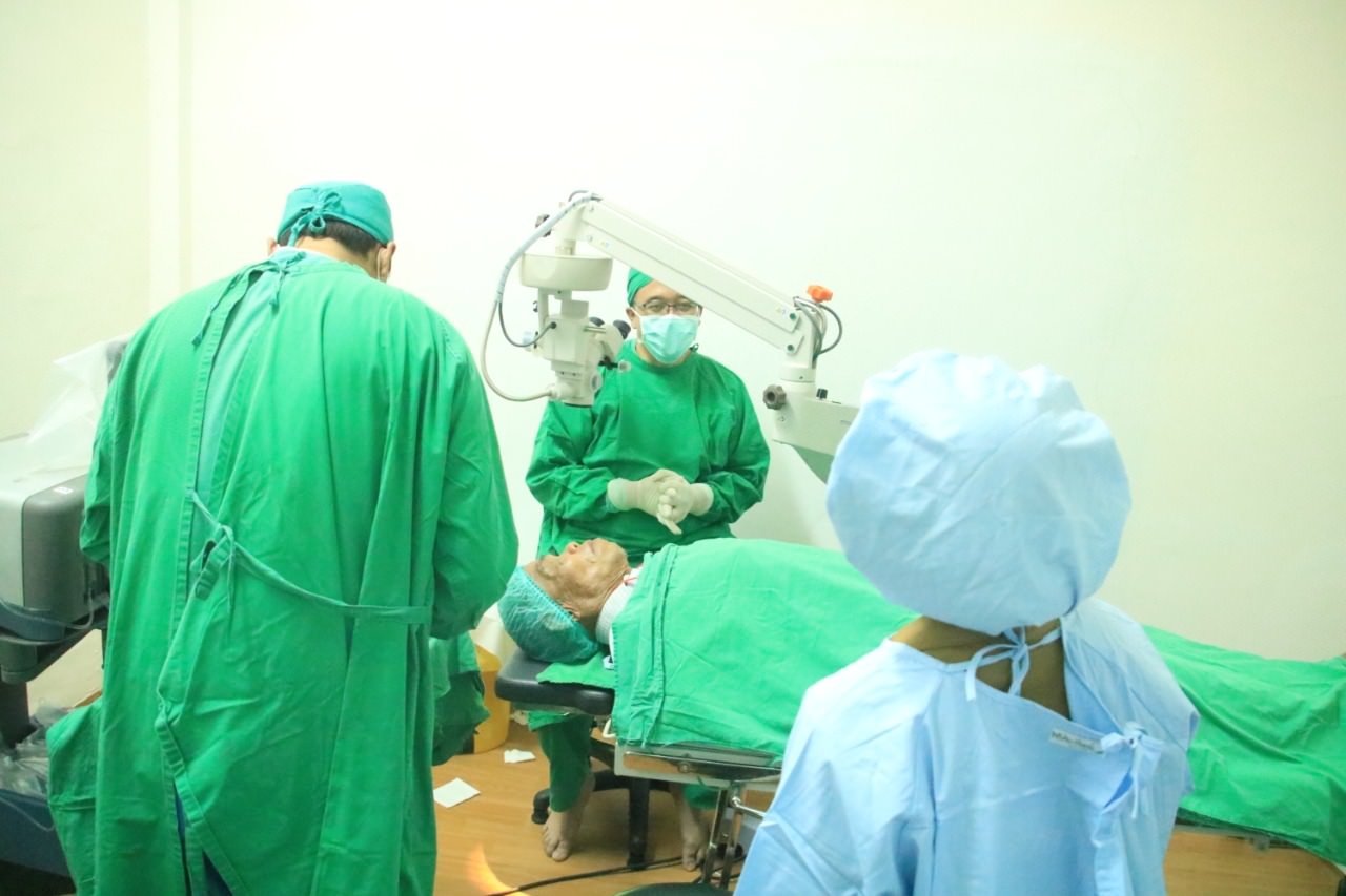 OPERASI:  Landak Karolin Margret Natasa (kanan) saat memantau jalannya operasi katarak, Senin (21/10) lalu. Foto HUMAS PEMKAB