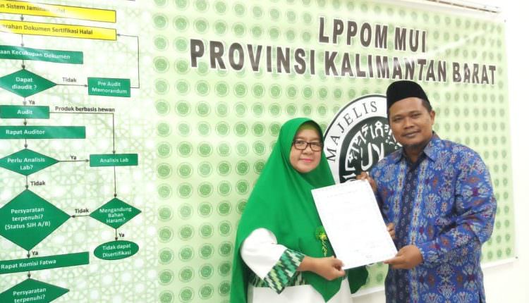 Penyerahan Sertifikasi Halal dari LPPOM MUI  Kalbar kepada salah satu pelaku usaha.