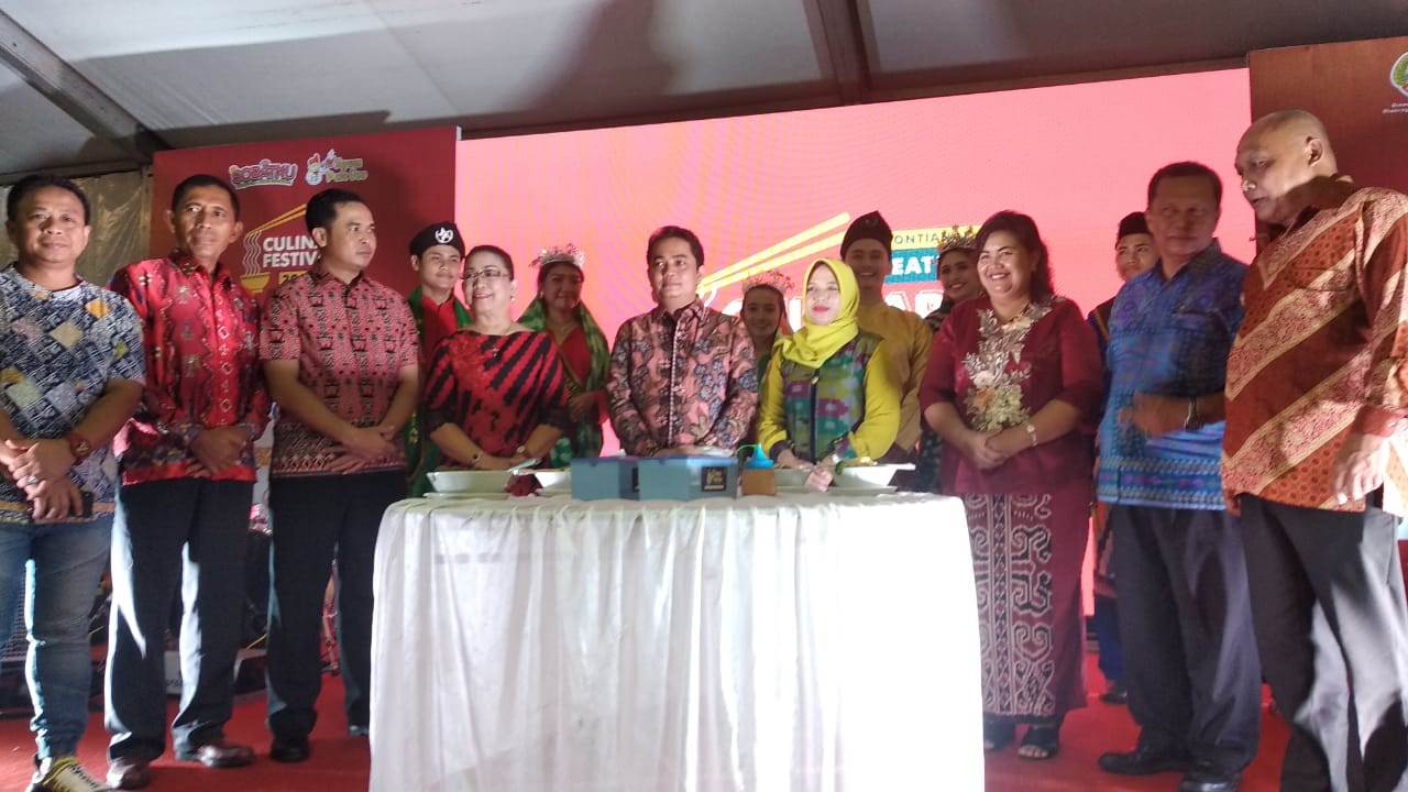 KULINER: Wakil Wali Kota Pontianak Bahasan beserta para stakeholder membuka Pontianak Creative Culinary Festival 2019 dengan menyeruput bakmi kepiting. ARISTONO/PONTIANAK POST