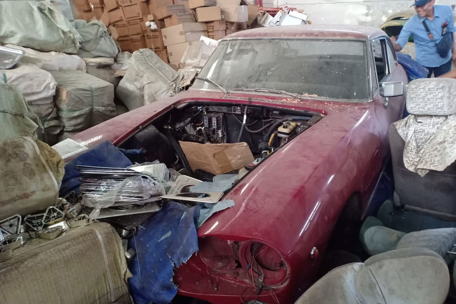 LELANG: Dua mobil langka yang terdiri dari satu unit body mobil Ferrari 330GT tahun 1965 dan satu unit mobil Messerchmitt KR200 tahun 1958 yang dilelang KPKNL Pontianak. TIM HI KPKNL PONTIANAK FOR PONTIANAKPOST