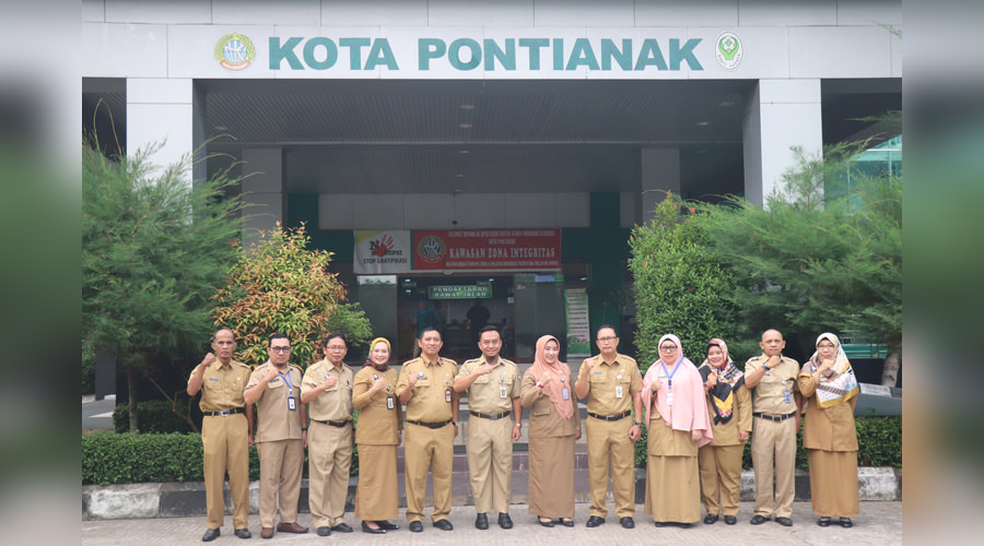 FOTO BERSAMA : Kepala Dinas Kesehatan Pontianak Sidiq Handanu bersama Direktur UPTD RSUD Sultan Syarif Mohamad Alkadrie, Dokter Johson & Pejabat Struktural rumah sakit di depan rumah sakit.
