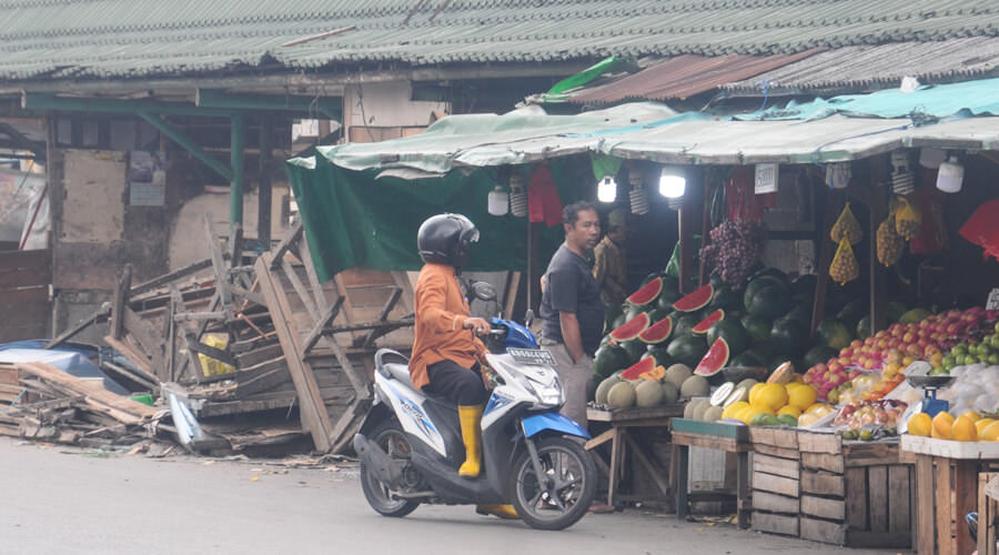 BONGKAR: Pemilik kios buah di depan Pasar Dahlia, Jalan H. Rais A. Rachman membongkar tempat berjualannya untuk berpindah ke lokasi berjualan yang baru, Senin (30/9). HARYADI/PONTIANAKPOST