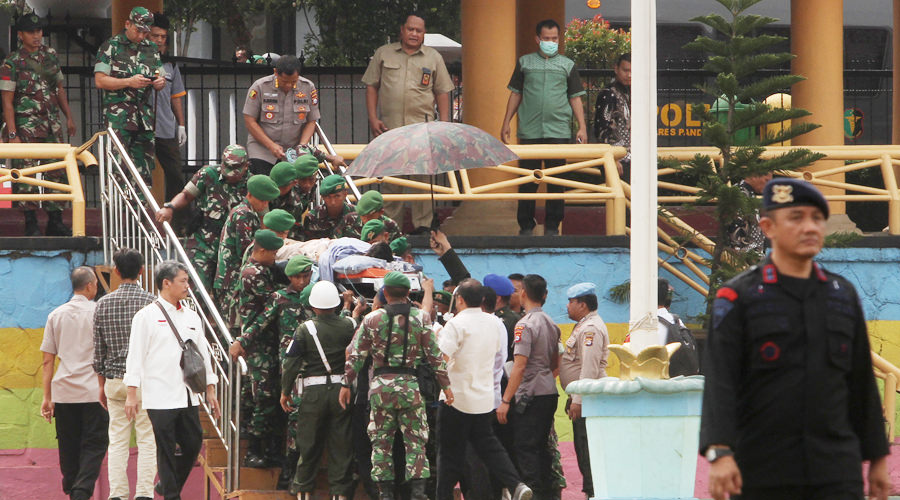 DIEVAKUASI: Polisi dan personel TNI membawa Menkopolhukam Wiranto setelah diserang dua terduga teroris di Pandeglang, Banten, Kamis (10/9). Wiranto menderita dua luka tusuk di perut sebelah kiri.    SAMMY / AFP
