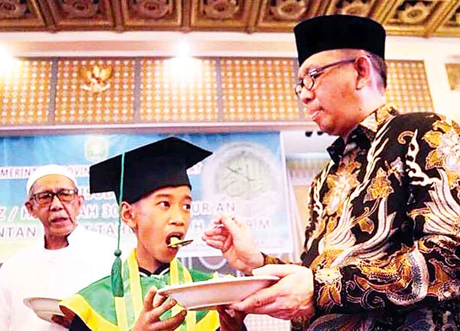 TERMUDA : Penghafal Alquran termuda berusia 11 tahun sembilan bulan Yusuf Mubarak foto bersama Gubernur Sutarmidji, kemarin ada 100 hafiz dan hafizah dari berbagai lembaga pendidikan islam diwisuda oleh gubernur, Jumat (29/11). HUMPRO KALBAR FOR PONTIANAK
