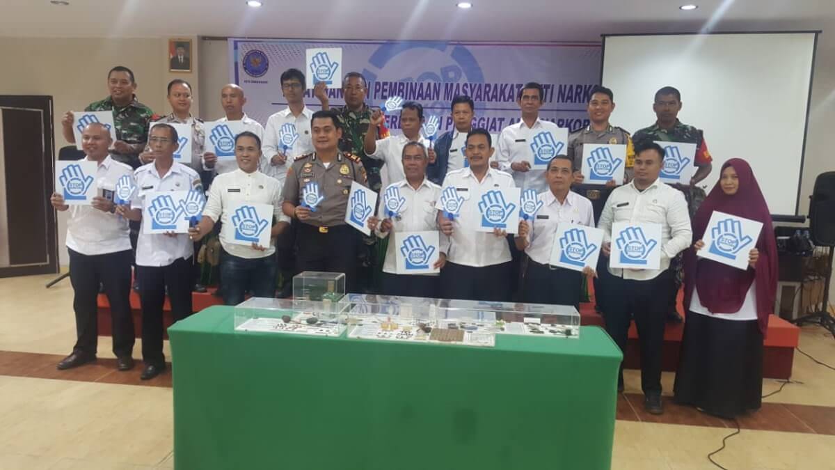 FOTO BERSAMA: Para peserta dan narasumber Pelatihan dan Pembinaan Masyarakat anti Narkoba diabadikan bersama usai kegiatan.