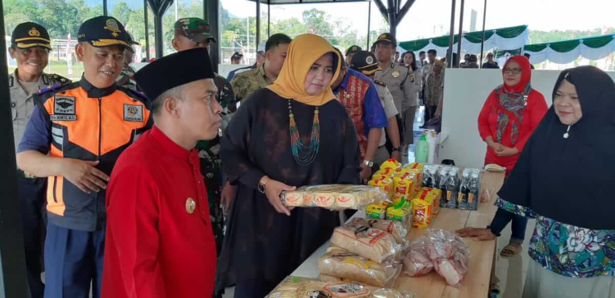 PASAR WISATA: Bupati Sambas H Atbah Romin Suhaili dan wakilnya Hj Hairiah saat soft launching Pasar Wisata Aruk PLBN Aruk Sajingan. Istimewa