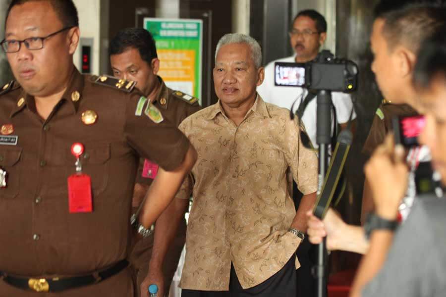 DITAHAN: Penyidik Kejaksaan Tinggi Kalimantan Barat menggiring tersangka Musta’an F Harlan menuju mobil tahanan kejaksaan, Rabu (6/11). Dia menyusul Abang Tambul Husin yang telah ditahan terlebih dahulu dalam kasus yang sama. ARIEF NUGROHO/PONTIANAK POST