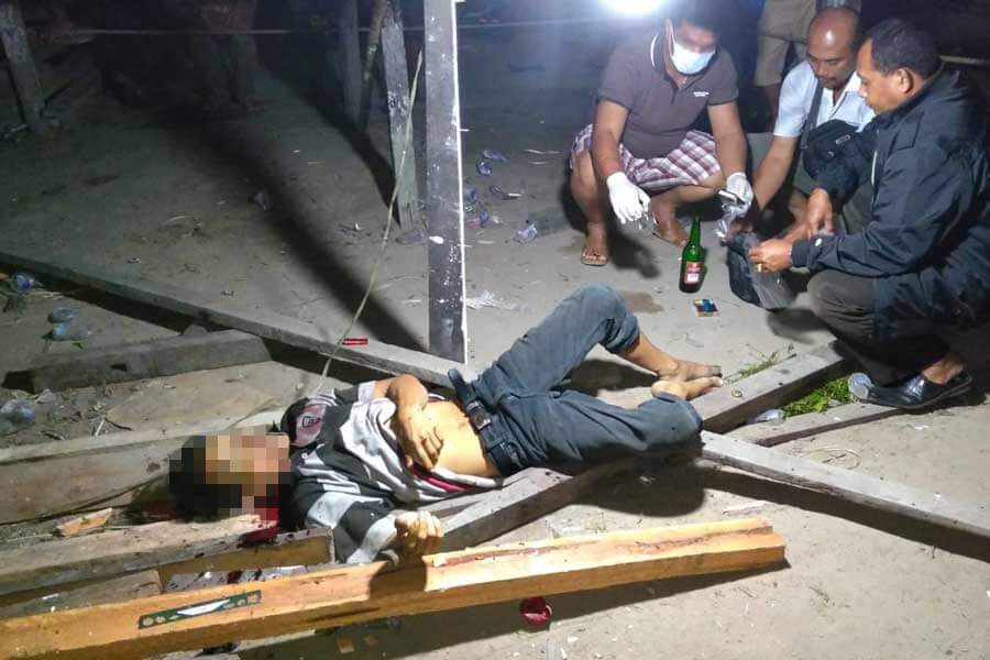 OLAH TKP : Anggota Polsek Tumbang Titi melakukan olah TKP di lokasi pembunuhan. Tak lama berselang, polisi pun menangkap pelaku. AFI/PONTIANAK POST