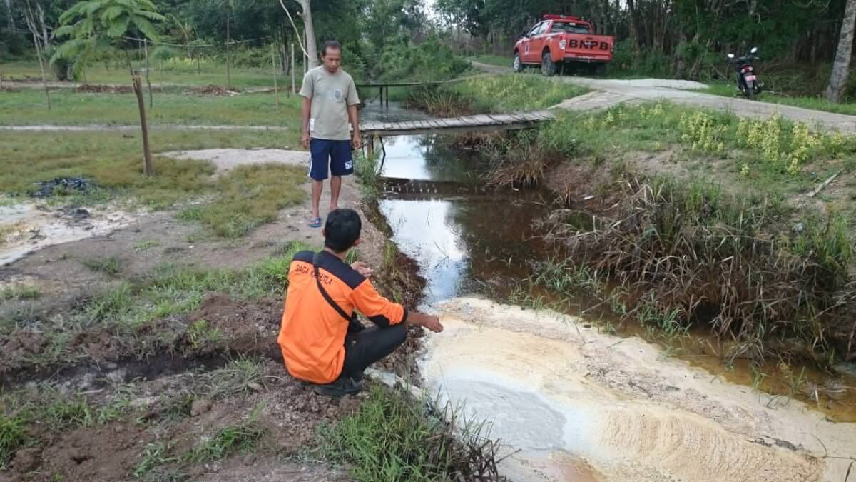 SEMBURAN AIR: Sisa semburan air yang sebelumnya menyemprot hingga setara dengan tinggi rumah walet milik warga di Desa Medan Jaya, Kecamatan Simpang Hilir, Senin (11/11) lalu, saat pengeboran sumur. ISTIMEWA