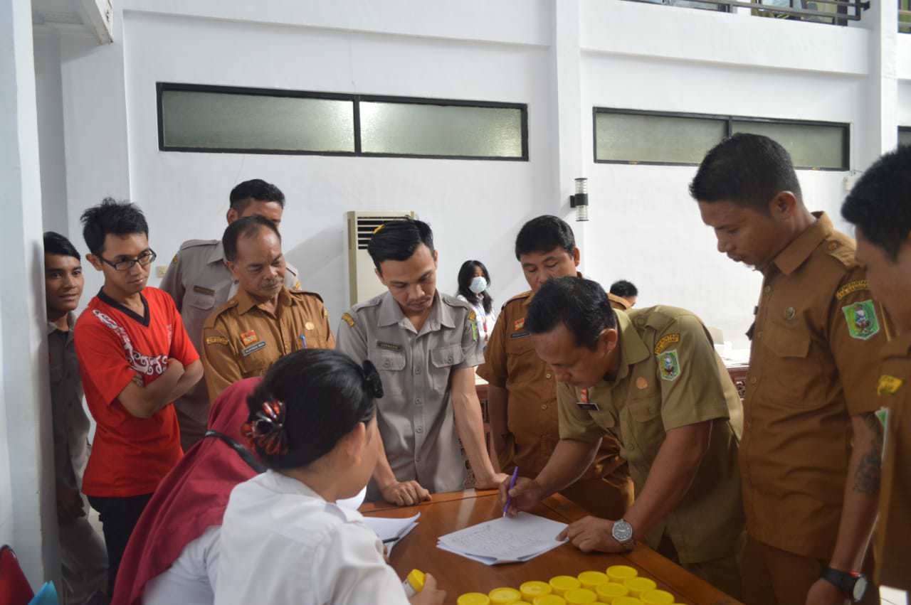 TES URINE: ASN dan Honorer di lingkungan Pemda Sanggau, Selasa pagi mengikuti tes urine yang digelar oleh BNN Kabupaten Sanggau. SUGENG/PONTIANAKPOST