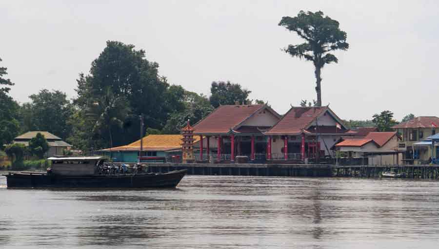 PERLINTASAN: Sebuah Kapal melintas di depan kelenteng Sukulanting Desa Sungai Asam, Kubu Raya.  Kelenteng ini dibangun tahun 1880. Haryadi/Pontianak Post