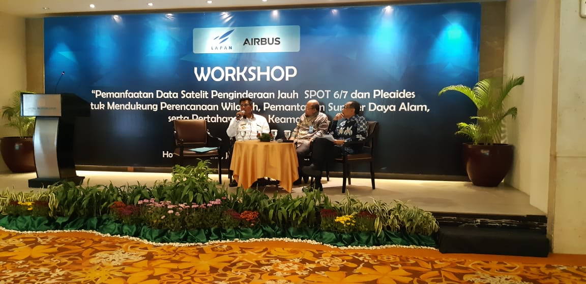 PEMBICARA: Bupati Kayong Utara Citra Duani saat menjadi narasumber pada Workshop Nasional yang dilaksanakan Lembaga Penerbangan dan Antariksa Nasional (LAPAN), Rabu (20/11).  HUMASKAB FOR PONTIANAK POST