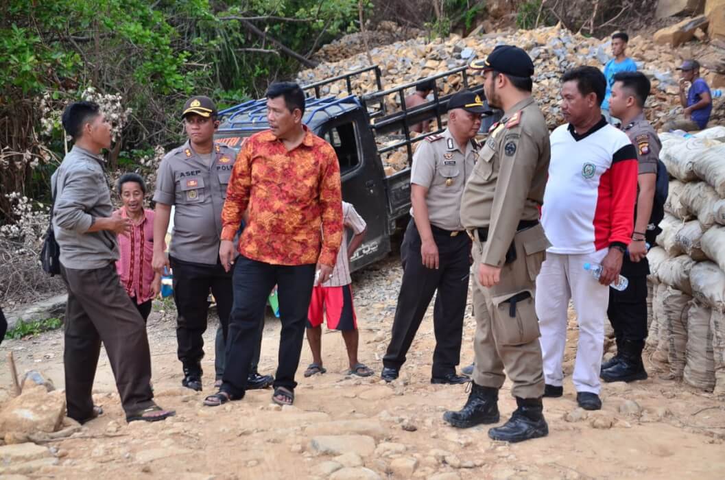 KUNKER: Bupati Kayong Utara, Citra Dunai saat melakukan kunjungan kerja bersama rombongan di Kecamatan Pulau Karimata. Foto: Humas Pemkab Kayong Utara .
