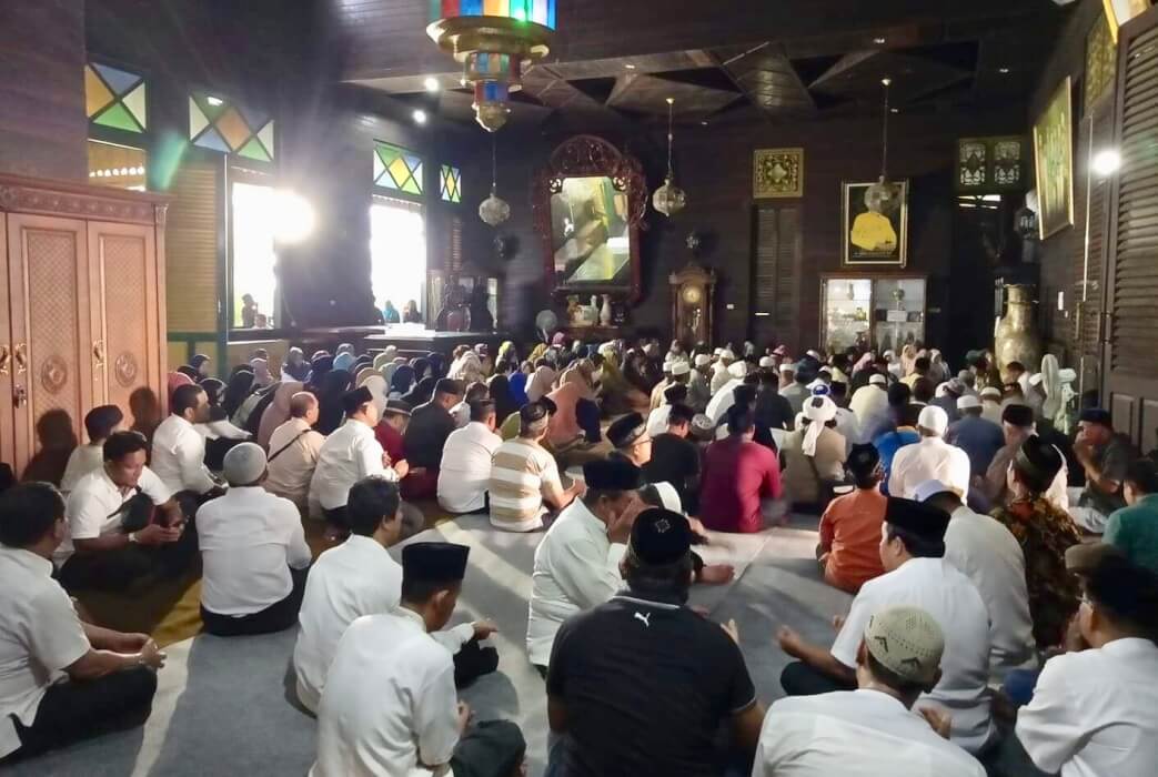 Pelayat berdatangan silih berganti ke rumah mantan bupati yang dicintai rakyatnya ini. foto Yasmin Umar