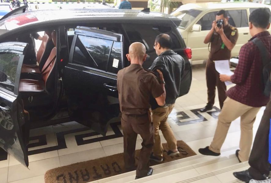 Mantan Ketua DPRD Ketapang digiring jaksa masuk ke dalam mobil untuk ditahan. foto Arief Nugroho