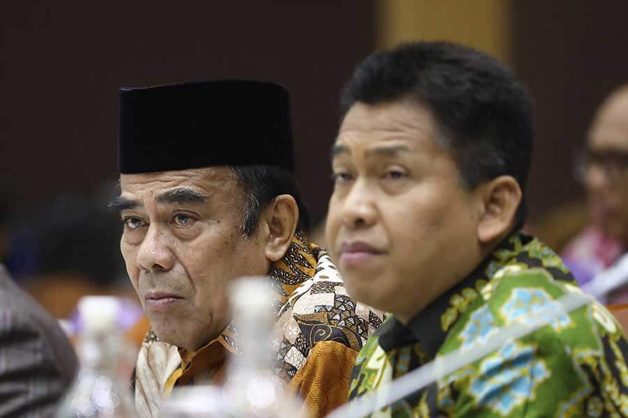 SIMAK PERTANYAAN: Menteri Agama Fachrul Razi (kiri) menyimak pertanyaan dari anggota Komisi VIII DPR saat rapat kerja di Gedung Nusantara II, Senayan, Jakarta, Kamis (7/11). Rapat membahas program kerja Kementrian Agama dan isu-isu aktual lainnya.  HENDRA