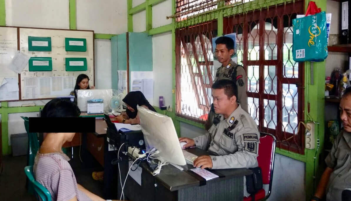 Petugas sat pol PP Kapuas Hulu saat memeriksa seorang pemuda yang diduga mengintip seorang perempuan sedang mandi. foto istimewa