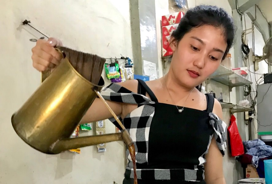 Nadia tengah meracik kopi di Warkop Djaja Jalan Tanjungpura Pontianak. foto Shando Safela