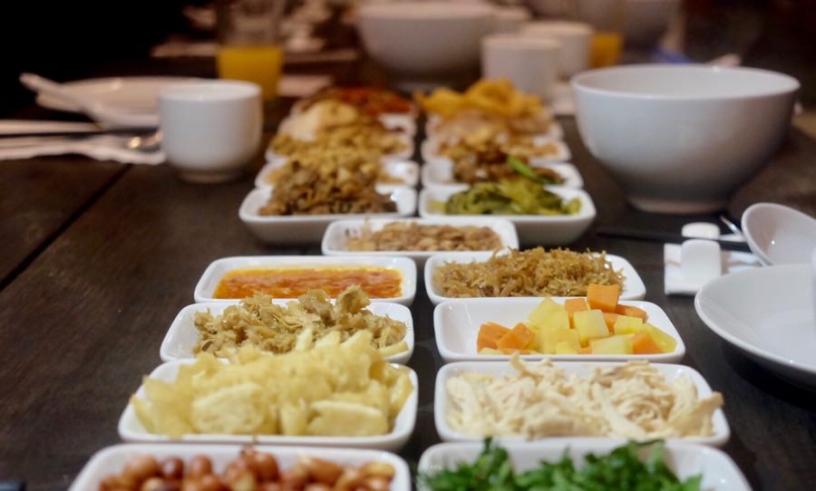 Beraneka macam toping untuk hidangan bubur malam di Hotel Harris Pontianak. foto Shando Safela