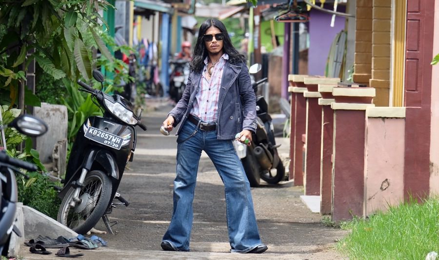 NYENTRIK: Alie Akbar, penyanyi dangdut yang tenar karena suaranya yang merdu dan penampilannya yang nyentrik. Foto: Shando Safela