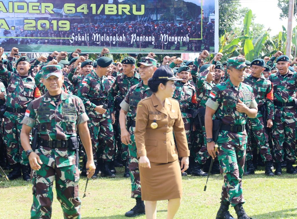 KE PERBATASAN: Walikota Tjhai Chui Mie, bersama Pangdam XII/TPR, Mayjen TNI Muhammad Nur Rahmat dan Kapolres Singkawang AKBP Raymond M Masengi pada acara pelepasan ratusan personel Yonif 641 Raider Singkawang ke wilayah perbatasan RI-Malaysia. ISTIMEWA