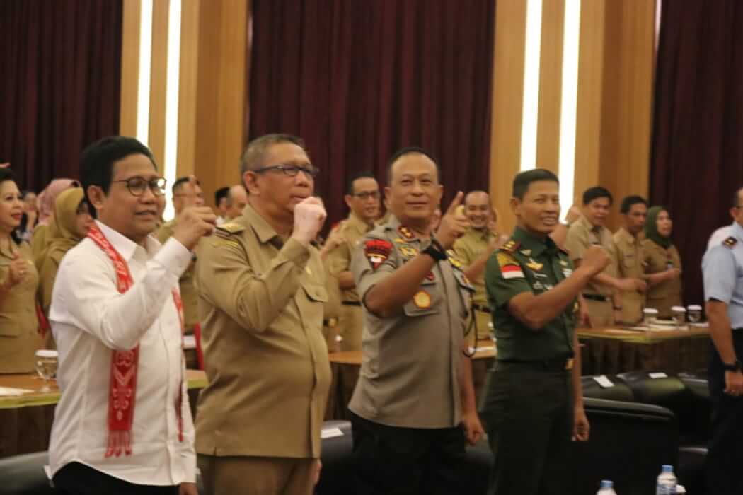 DESA : Menteri Desa PDTT Abdul Halim Iskandar bersama Gubernur Kalbar Sutarmidji, Kapolda Kalbar Didi Haryono dan Pangdam XII Tanjungpura Muhammad Nur Rahmad, Senin (4/11). HUMPRO KALBAR FOR PONTIANAK POST