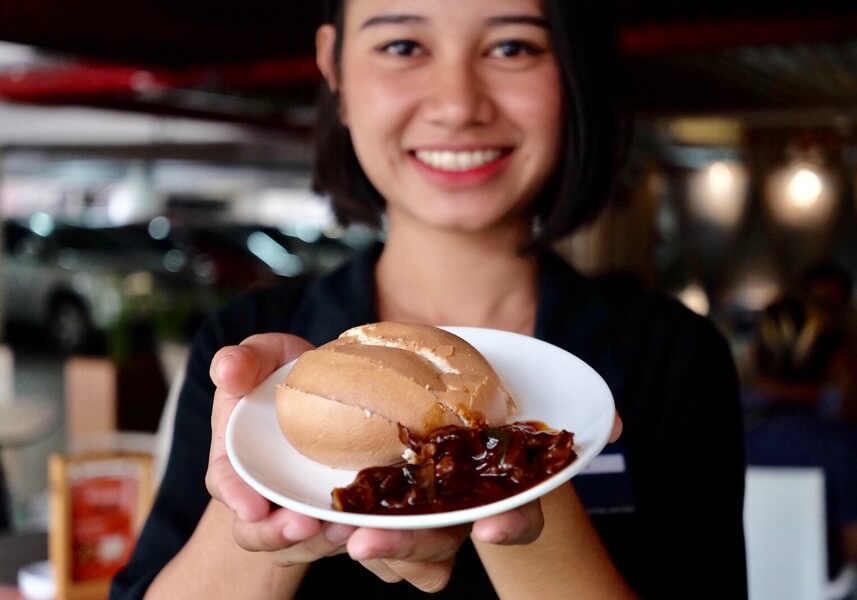 Roti mantau nikmat khas Hotel Golden Tulip. foto Shando Safela