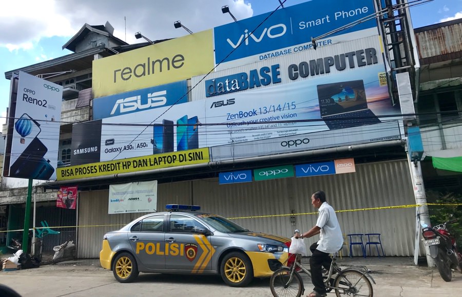 Toko Database yang terbakar Rabu (27/11) pagi. foto Shando Safela