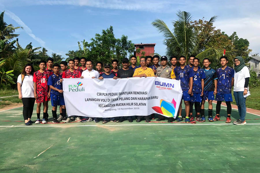 BANTUAN: PLN UIP Kalbagbar melalui program peduli memberikan bantuan pembangunan lapangan voli di dua desa di Kecamatan Matan Hilir Selatan. PLN UIP KALBAGBAR UNTUK PONTIANAK POST