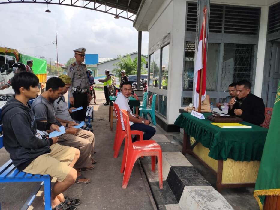 SIDANG DI TEMPAT: Sidang tilang di tempat melibatkan Polri, Kejaksaan, dan Pengadilan hari ke-13 operasi Zebra Kapuas 2019 di Kota Singkawang. Di titik operasi di Jalan Padang Pasir, Singkawang Selatan, Senin (4/12). HARI KURNIATHAMA/PONTIANAKPOST