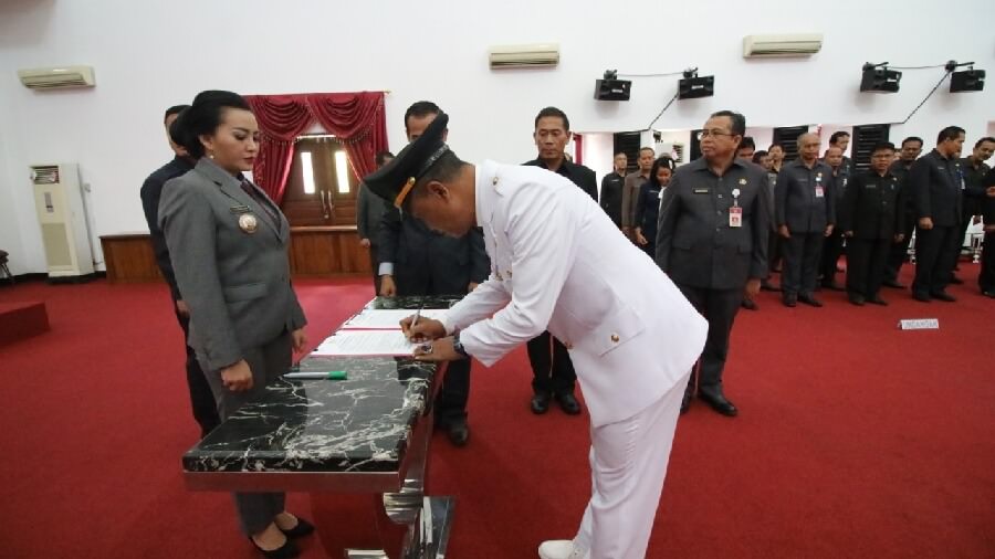 Marcel Beni resmi menjabat Camat Sompak setelah dilantik Bupati Lanfka Karolin Margret Natasa, Jumat (15/11) pagi. foto HUMAS PEMKAB