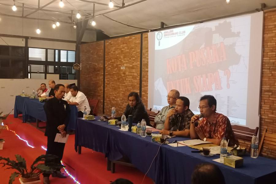 SOAL GERBANG: Para aktivis lingkungan hidup hadir saat diskusi publik di Singkawang. Mereka menyoroti soal pembangunan gerbang kota pusaka di badan Sungai Singkawang. Har/Pontianak Post