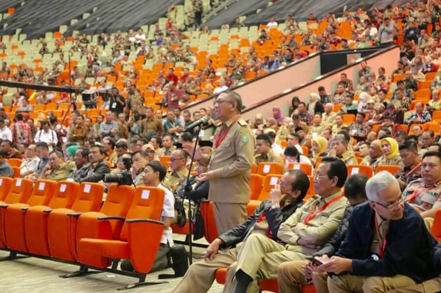Gubernur Kalbar Sutarmidji menyampaikan permasalahan desa saat Rakornas Indonesia Maju, Pemerintah Pusat dan Forkopimda di Gedung Sentul Internasional Convention Center, Bogor, Rabu (13/11). Foto : HUMPRO KALBAR FOR PONTIANAK POST