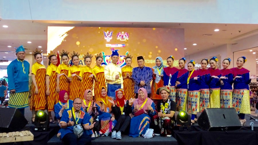 Direktur Warisan dan Diplomasi Budaya foto bersama para penari Bougenville. Foto: Istimewa