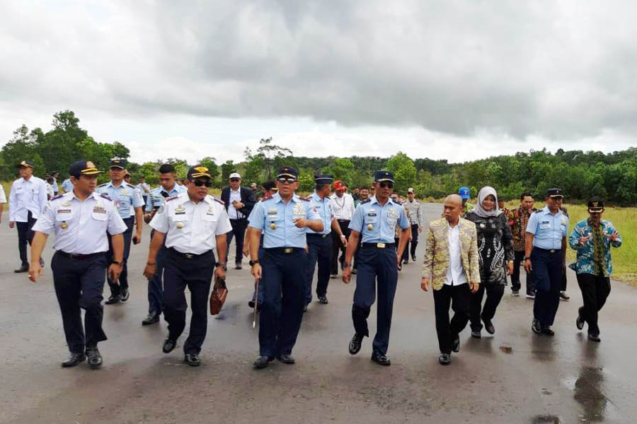 Bupati dan Wabup Sambas bersama Empat jenderal TNI AU kunjungi Bandara Liku | Istimewa