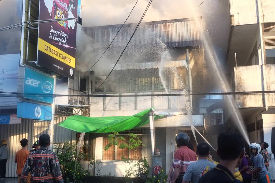 KEBAKARAN : Petugas pemadam kebakaran berjibaku memadamkan api yang melahap sebuah ruko di Jalan Hijas, Pontianak Selatan, Rabu (27/11) pagi. SHANDO SAFELA/PONTIANAK POST